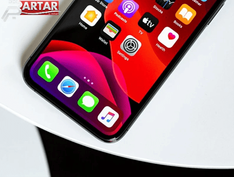 نمای نزدیک صفحه نمایش آیفون و آیکون برنامه ها برای بررسی کیفیت رنگ ال سی دی