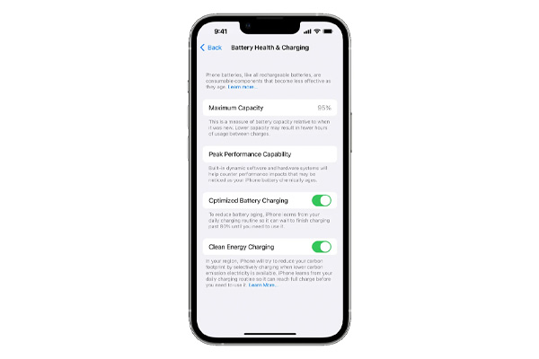 صفحه Battery Health and Charging آیفون با نمایش ظرفیت بیشینه باتری